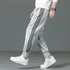Pantalones Casuales para Hombre Primavera y Verano Pantalones Deportivos de Tres Rayas Casual Versátil Sueltos Talla Grande Pierna Recta Pantalones Largos Modernos