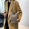Bolso europeo y americano retro de comercio exterior con borlas de gran capacidad para mujer, estilo coreano, nuevo bolso de mujer, simple, popular, bolso de hombro para mujer