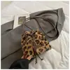 Bolso de Piel con Estampado de Leopardo de Moda Estilo Coreano de Nicho para Mujer 2025 Invierno Nuevo Bolso Cruzado Bolso de Piel Bolso Cubo