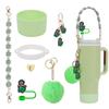 Conjunto de 7 peças de copos decorativos com tampa de palha, conjunto de copos com corrente de copos, pingente de chave de série de desenhos animados, pingente de bola de pelúcia
