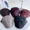Estilo Old Money Sombrero Mate Texturizado Estilo Pareja Unisex Sombrero de Cuero PU Otoño/Invierno Sombrero de Montar Boina Sombrero Hipster Adelante