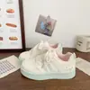 Zapatillas blancas de suela gruesa para mujer, nuevo diseño de tendencia de nicho para primavera y otoño 2026, zapatos deportivos casuales para estudiantes