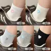 Meias Brancas Respiráveis de Malha para Mulheres, Estilo Fino para Primavera e Outono, Algodão Puro Sem Costura Estilo College, Combinadas com Sapatos de Couro Pequenos, Meias Curtas com Bordado de Coração