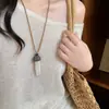 Nuevo collar colgante de borla de perla de concha vintage para mujer, cadena de suéter de diseño único, accesorio moderno y versátil