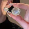Pendientes Vintage Estilo Francés con Ojo de Gato Incrustado de Diamantes y Perlas, Pendientes de Lujo Ligero de Gama Alta, Exquisitos y Modernos Accesorios para Orejas Versátiles al por Mayor