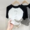 Camiseta de manga corta con hombros descubiertos para mujer, estilo americano, estilo retro chic, bonita, ajustada, con cordón ajustable en la cintura.
