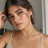 Joyería de acero inoxidable, un estilo europeo y americano nuevo y moderno, con un diseño delicado y de nicho con baño de oro de 18 quilates, en forma de un pequeño colgante de lágrima o redondo para mujer