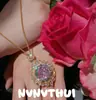 Joias: Colar com Pingente de Pedra Preciosa Lapidação Rosa de 6 Quilates com Âmbar Natural, Brincos de Banquete de Luxo com Diamantes Grandes em Forma de Gota