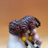 Pixiu Trazedor de Sorte com Cabeça Inclinada de Sândalo Roxo, Ornamento Portátil para Mão para Alívio do Estresse e Brincadeira, Presente Pingente Portátil Masculino