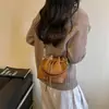Bolso de hombro de diseño de nicho estilo coreano moda retro 2026 otoño/invierno mini nuevo bolso cruzado tipo cubo