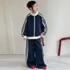 Conjunto de primavera y otoño para niñas 2026 nuevo estilo, ropa exterior moderna y a la moda para niños de talla mediana y grande, conjunto casual y deportivo de dos piezas