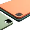 La Funda Protectora de Silicona Líquida Anticaídas de Color Sólido de Amazon para Tablets Apple iPad es Simple y Ligera