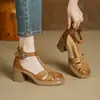 Primeiro Encontro Temporada Altura Pequena Salto Alto Solado Grosso Sandálias Fechadas nos Dedos Femininas 2026 Primavera Salto Grosso Tecido Vazado Romano Sapatos Femininos