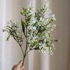 [Material de flor blanca] Arreglo floral de hortensia, rosa, flor de pasto escarchado con decoración de material de hoja de niebla de techo de pasto, flor de simulación para boda