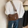 Bolsa de Grande Capacidade Feminina Outono e Inverno Versátil 2023 Nova Retrô Alça Larga Ombro Único Transversal Feminina Textura Bolsa Almofada