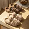 Nuevas y modernas pantuflas de algodón para parejas, engrosadas para abrigar en otoño e invierno, con suelas suaves, diseño antideslizante, adecuadas para usar en interiores y exteriores, e ideales para uso posparto