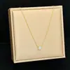 Novo Design Pingente Colar de Diamante Dourado de Alta Qualidade com 6 Garras Corrente para Clavícula de Verão Feminina Acessórios de Luxo de Nicho Acessíveis Que Não Desbotam