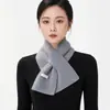 Bufanda Cruzada de Punto de Color Sólido Nueva Otoño e Invierno 2026, Calentador de Cuello Moderno y Versátil, Elegante Accesorio para Abrigo