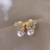 Brincos de Tarraxa Pérola Camélia com Óleo Gotejado Francês Microfixados Nicho Luxo Leve Sensação de Alto Padrão Brincos Flor Delicada Elegante