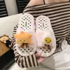 Zapatillas suaves y lindas de peluche para mujer, nueva colección otoño/invierno 2026, zapatillas de algodón de una tira silenciosas y antideslizantes para interiores para mujer