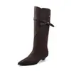 Botas Altas de Tacón Bajo Grueso Estilo Francés 2026 Otoño/Invierno Punta Fina Hebilla Circunferencia Amplia de Pantorrilla Abotonadas para Mujer