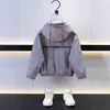 Roupa Infantil de Verão para Proteção Solar 2025 Novo Casaco com Capuz de Cor Sólida Estilo Coreano para Meninos Estilo Fashion Versátil Top Fino Leve Moderno