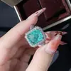Anel de Tourmalina Esmeralda Sintética com Diamante de Alto Carbono Feminino Quadrado Princesa Pedra Colorida Totalmente Pavimentado com Diamantes Anel Pulseira Versátil de Alta Gama