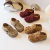 Zapatos de cuero de estilo francés para niños en stock, zapatos de princesa de encaje versión coreana para niñas, zapatos de vestir individuales brillantes de cuero suave para estudiantes