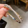 Pulsera de Hebilla de Cruz con Circonita Bañada en Oro Real, Pulsera Moderna y Versátil, Pulsera de Lujo Ligero y de Gama Alta