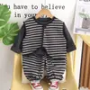 Conjunto de Roupa Masculina para Primavera 2026 Novo Conjunto de Três Peças Listrado com Colete Casual de Manga Longa para Meninos Tendência para Primavera e Outono