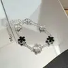 Pulseira Flor de Quatro Folhas com Zircônia Microcravejada e Madrepérola de Luxo Leve e de Alta Qualidade Pulseira de Nicho da Moda Joia de Mão Versátil Atacado para Mulheres