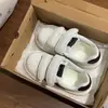 Zapatillas blancas de Velcro para niñas con suela gruesa, zapatos blancos para estudiantes, mocasines que aumentan la altura para chicas mayores, nuevo modelo de primavera