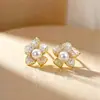 Aretes florales 3D para mujer, con un esmalte degradado, creando un look fresco, dulce y sofisticado.