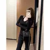 [Fio Cardado Lavável] Suéter de tricô estilo coreano com gola halter e decote V torcido para mulheres, nova coleção outono/inverno, estilo puro e sedutor, design falso de duas peças