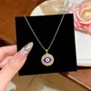 Collar redondo geométrico con colgante de ojo de diablo de diamantes completos de lujo ligero europeo y americano, cadena única y de alta gama para la clavícula, más vendido en ventas transfronterizas