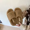 Pantuflas peludas en forma de cruz para mujer, aptas para usar en exteriores, nuevas y versátiles para otoño e invierno 2026, pantuflas peludas planas de suela gruesa para mujer