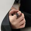 Guardia nocturno oscuro ~ anillo geométrico negro femenino verano ins nicho sentido del diseño anillo dedo índice avanzado anillo punk personalidad