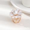 Broche Fivela de Toalha de Seda Três Anéis Camélia Simples Coreano Fivela de Lenço Fivela de Xale Fivela de Toalha de Seda com Gota de Óleo Pérola para Mulheres