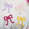 Nuevas decoraciones de globos con forma de lazo de corazón para crear un ambiente sofisticado de estilo coreano en cafeterías y pastelerías, perfectas para celebraciones de cumpleaños