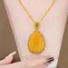 Colar feminino com pingente em formato de gota d'água amarela, estilo palácio, ideal para outono e inverno. Acessórios para mulheres.