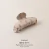 Nuevo clip de tiburón con estampado de oso de PVC de principios de otoño, pasador versátil y simple para mujeres, accesorio para el cabello en la parte posterior de la cabeza