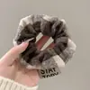 Goma para el pelo floral marrón, elegante y a la moda, con diseño de cuadros para mujer, nuevo estilo 2026, accesorio para el pelo de tela de alta calidad