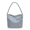 Bolsa de tela de nailon portátil estilo coreano para mujer Verano 2023 Nueva llegada de moda Bordada Bolso de axila Bolso cubo de un hombro todo a juego