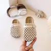 Sandalias tejidas para niña con punta cerrada para uso en exteriores, nuevo modelo de verano 2026, chanclas Birkenstock para niña, suela suave