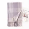 Cachecol Grosso de Inverno 2025 Novo Estilo Xadrez Feminino Versátil com Franjas Moda Cachecol Quente para Pescoço Confortável Cachecol de Faux Cashmere