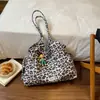 Bolso de Hombro Único Estilo Nuevo para Mujer Bolso Tote de Lona Estampada Bolso Grande de Capacidad para Mujer Debajo del Brazo Versátil para Viajar Sensación de Alta Gama Bolso de Mano para Mujer