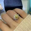 Anillo de diamante amarillo nuevo 2022 diseño de nicho anillo de diamante moissanita anillo de diamante color de niña princesa venta al por mayor