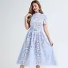 Foto Real de um Vestido de Renda Pesada com Renda Floral Tridimensional Vazada e Cor Contrastante Vestido Longo Slim-Fit
