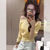 Blusa de tricô amarela estilo coreano, ombro a ombro, de manga longa, para mulheres, única e bonita, adequada para baixinhas, para o início da primavera, com design de clavícula exposta