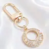 Lujo Ligero Chapado en Oro Charms Completos de Diamante Cierre de Langosta Forma D Colgante Triangular Redondo Accesorios para Llaves Fábrica de Origen Venta al por Mayor